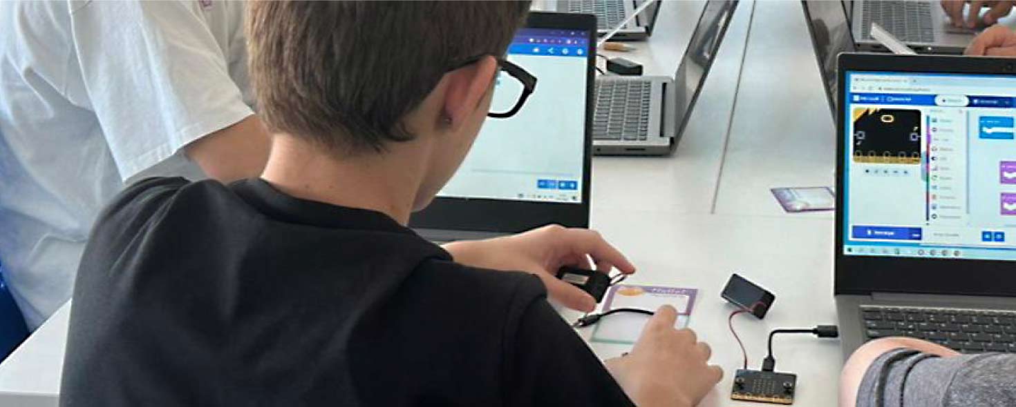 Estudiantes utilizando computadoras